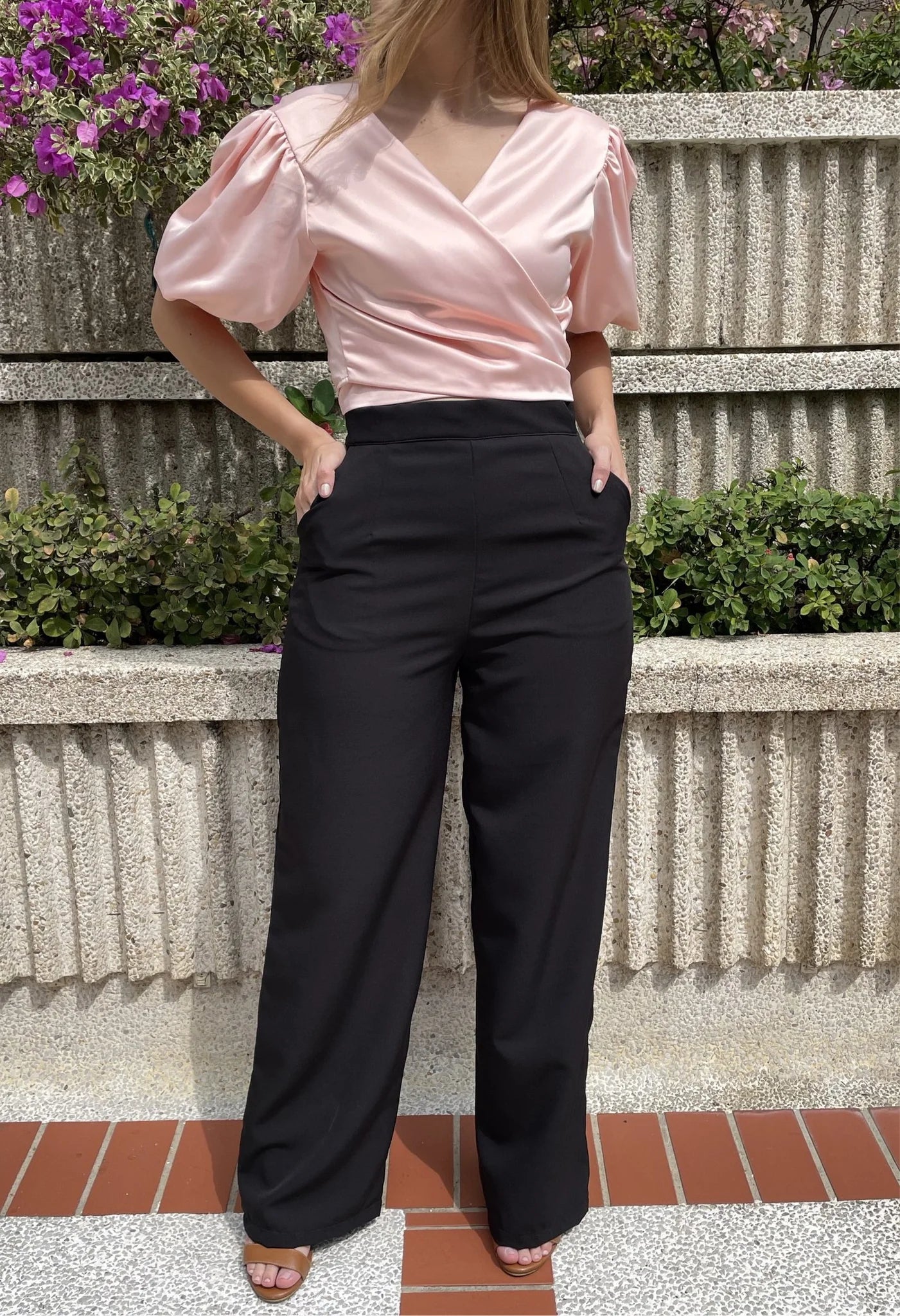 Pantalon negro blusa rosa sale
